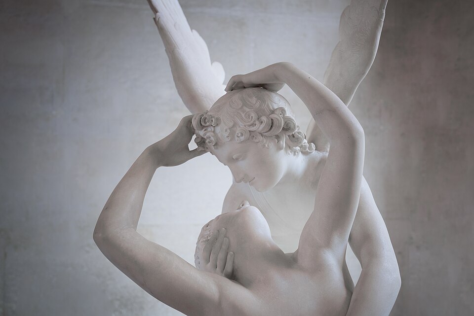 Sculpture de marbre : Éros ailé se penche sur Psyché étendue et la soulève dans ses bras