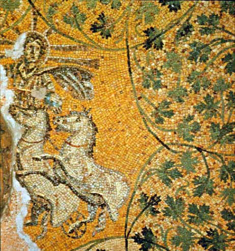 Mosaïque de voûte : un conducteur de char à la tête rayonnante sur fond de rinceaux de vigne