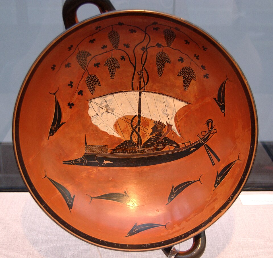 Intérieur d'une coupe à figures noires : Dionysos couché dans un navire dont le mât se couvre de vigne, entouré de dauphins