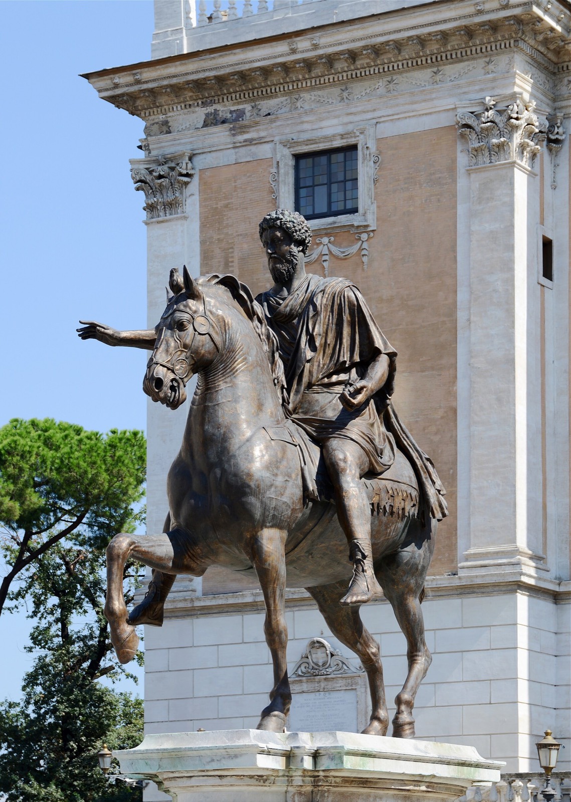 Statue équestre en bronze de Marc Aurèle, le bras tendu