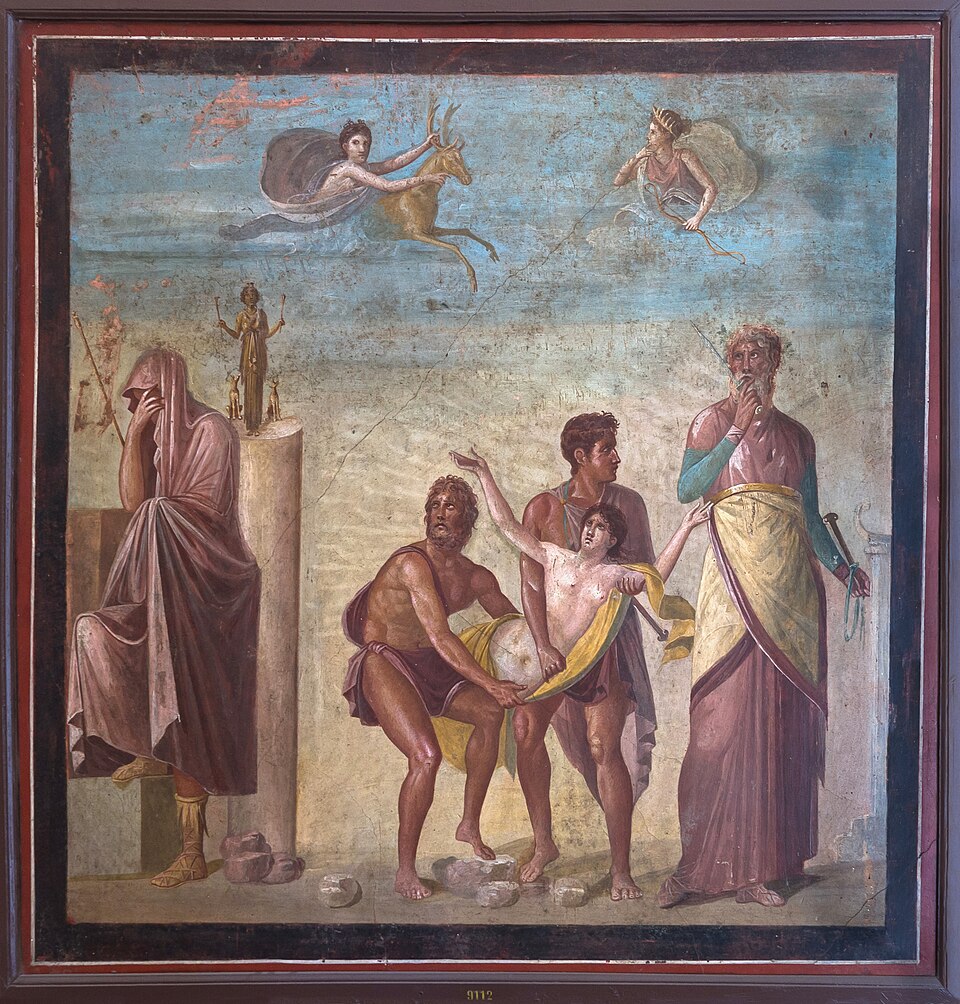 Fresque : Iphigénie, soulevée par deux hommes, est portée vers l'autel ; Agamemnon se voile le visage ; Artémis apparaît dans les airs