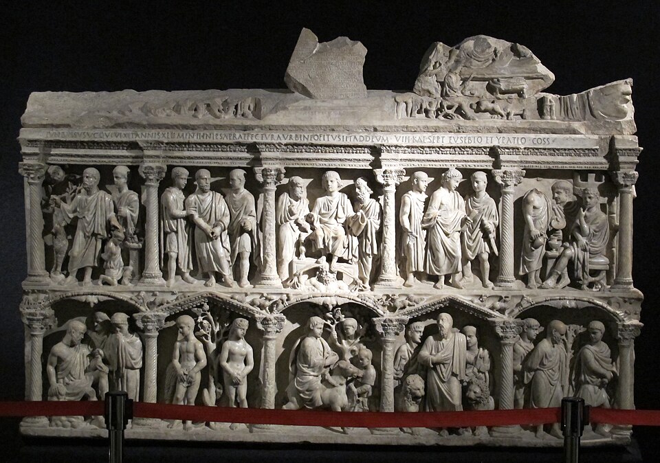 Sarcophage de marbre sculpté sur deux registres de scènes bibliques séparées par des colonnettes