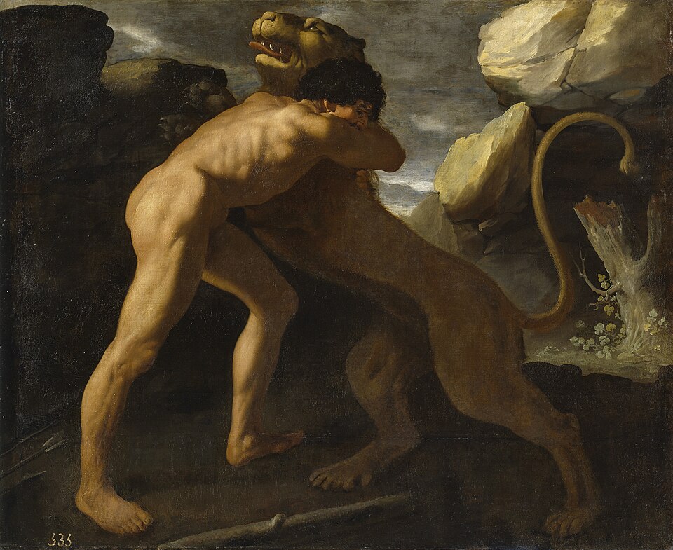 Héraclès, de dos, étouffe le lion de Némée dans ses bras